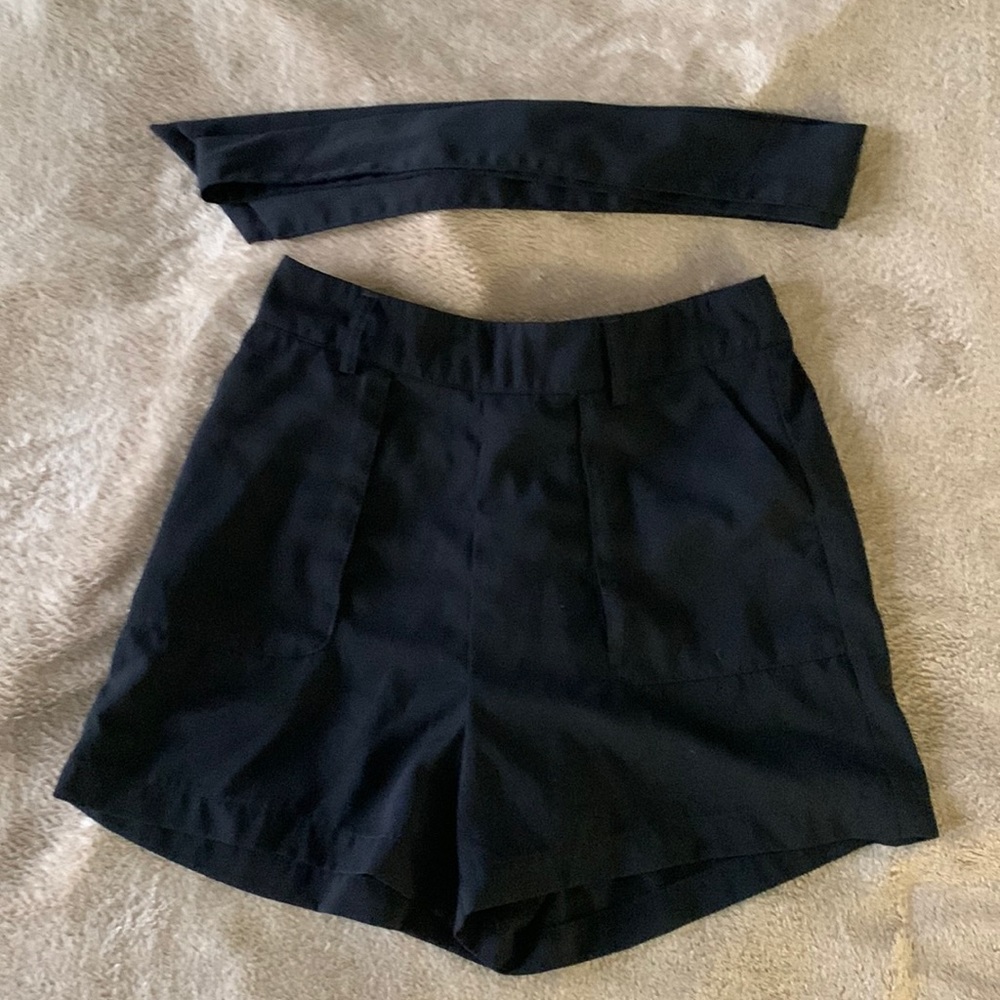 Brand: A new day. Size: Small. Material: Airy, smooth. Has a ribbon and pockets.